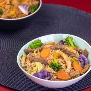 Yakissoba de bifum de carne bovina com peito de frango e legumes